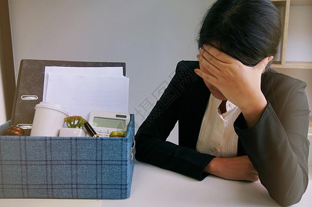 商业妇女调动办公室在包装纸箱背景图片