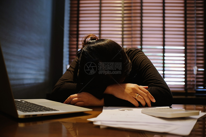 工作勤奋的女商人在办公室睡觉工作概念过多图片