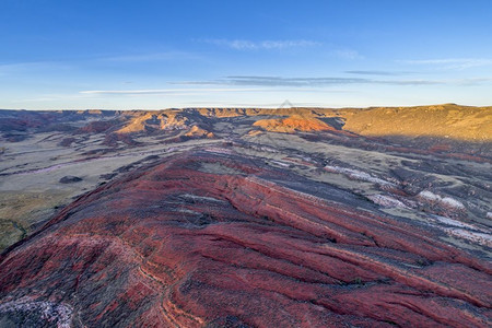 在科罗拉多北部的洛基山丘陵上黄昏红色沙石和峡谷空中观察图片