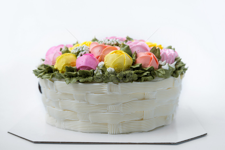 美丽的生日蛋糕和鲜花的奶油图片