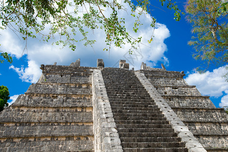 墨西哥ChichenItza场地的KukukulkanPyramid背景图片