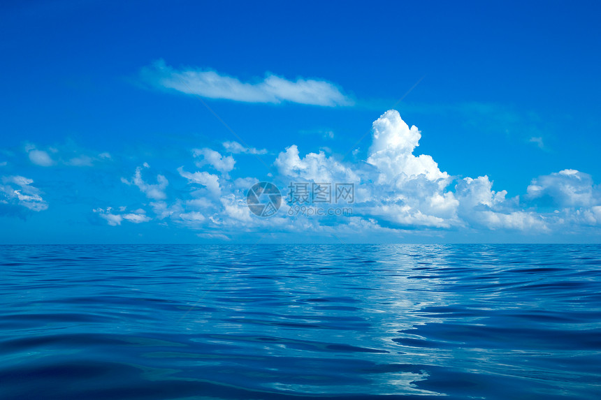 青蓝天空上美丽的白云在平静海面上图片