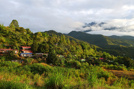 基纳巴卢山是婆罗洲和克罗山脉的最高峰是马来群岛的最高山峰背景