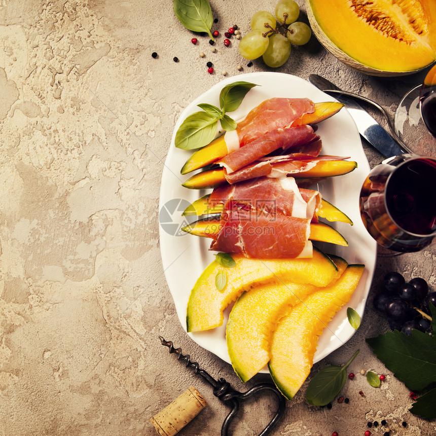 香甜瓜叶和葡萄酒的火腿蛋白葡萄糖顶视图复制空间图片