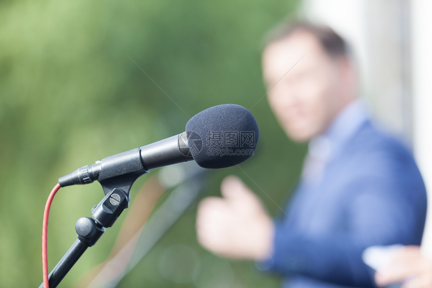 商人或政治家发表演讲图片