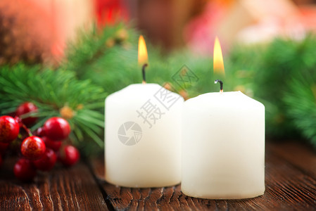餐桌上带丝的蜡烛圣诞节装饰图片