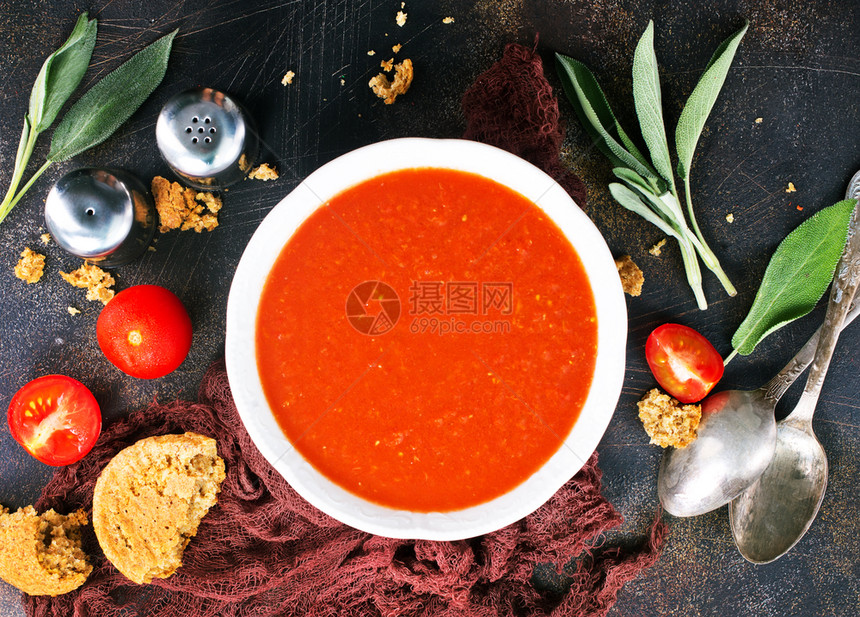 加香和草药的美味番茄汤图片