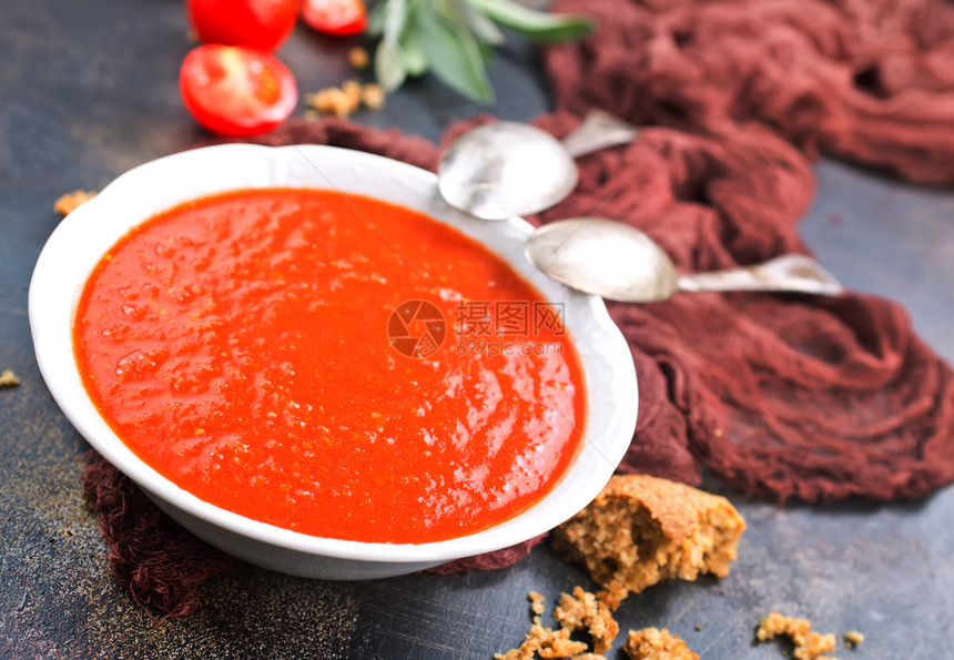 加香和草药的美味番茄汤图片