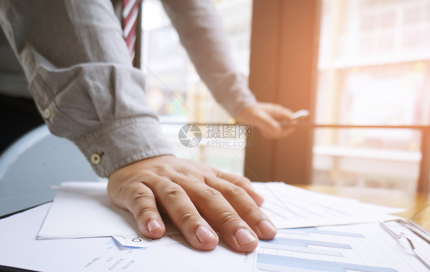 商界人士的手分析图表财务经理的任图片