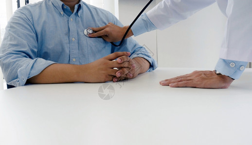检查老妇病人动脉血压的医生疗保健图片