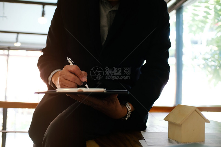 商业人员与代理商签署合同图片