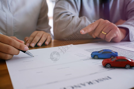 与代理商签订汽车保险合同概念图片
