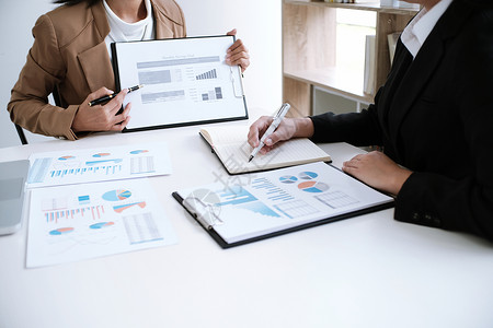 工商界人士的手与设计专业投资者的想法工作分析图表财务经理的任图片