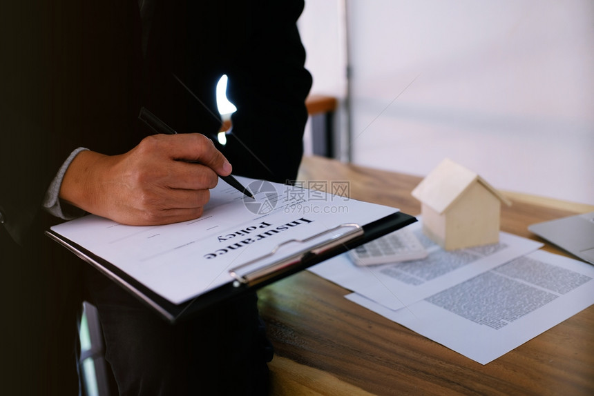 商业人员签署与房地产代理商交易的合同顾问概念和家庭保险图片
