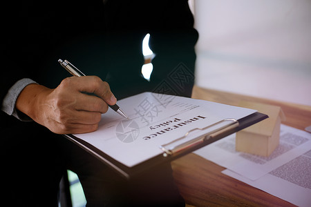 商业人员签署与房地产代理商交易的合同顾问概念和家庭保险图片