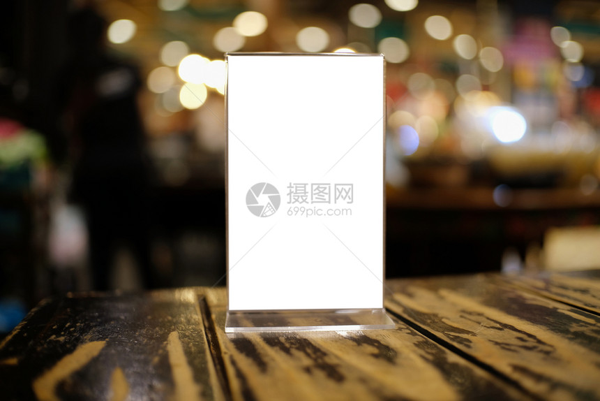 在酒吧餐厅咖啡的木桌上站立模拟菜单框文本空间图片