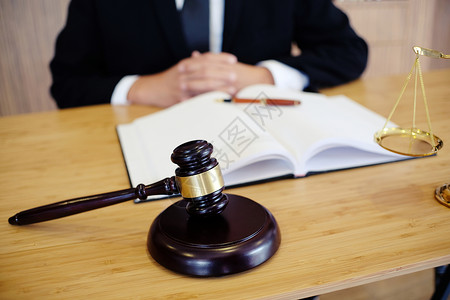 法律顾问向客户提出一份与手架和法律司师概念签署的合同图片