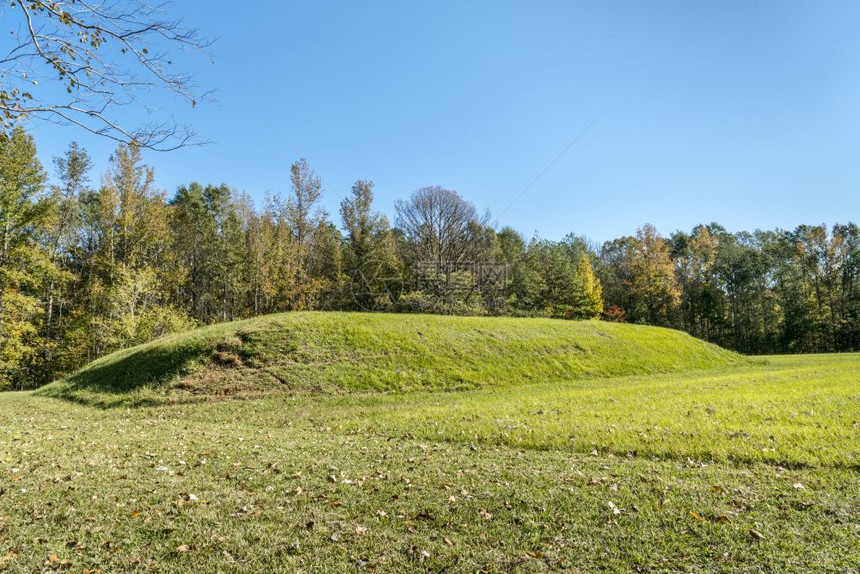 Missississippi的NatchezTraceParkway沿线的熊溪Mound村和庄地点于公元1时至3建造供仪式或精英图片