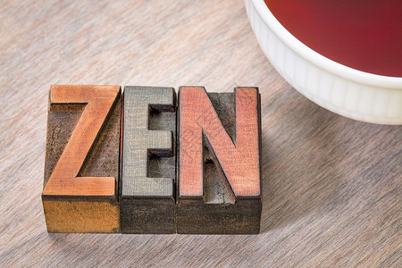 zen旧木纸质印刷板中的文字摘要加一杯茶图片