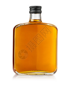 白背景的威士忌瓶装背景图片