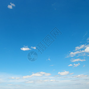 蓝色天空中的小光云图片