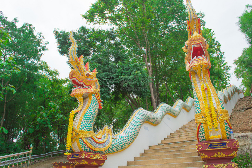 TempleStairwayChomChaeng寺庙泰国南边雾中图片