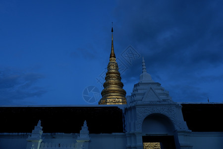 与日落同在的Whtphrathayathaehaehaeng庙宇图片