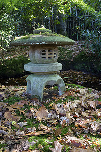 在花园里的日本传统石灯笼图片