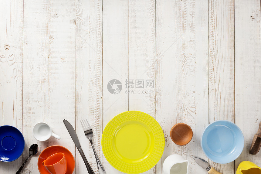 白木背景的厨房用具和陶瓷图片