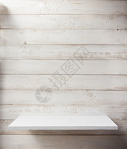 木制墙壁背景纹理上的白色架子图片