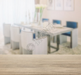 餐桌和坐椅模糊的木板桌顶布优雅椅子舒适桌布优雅背景图片