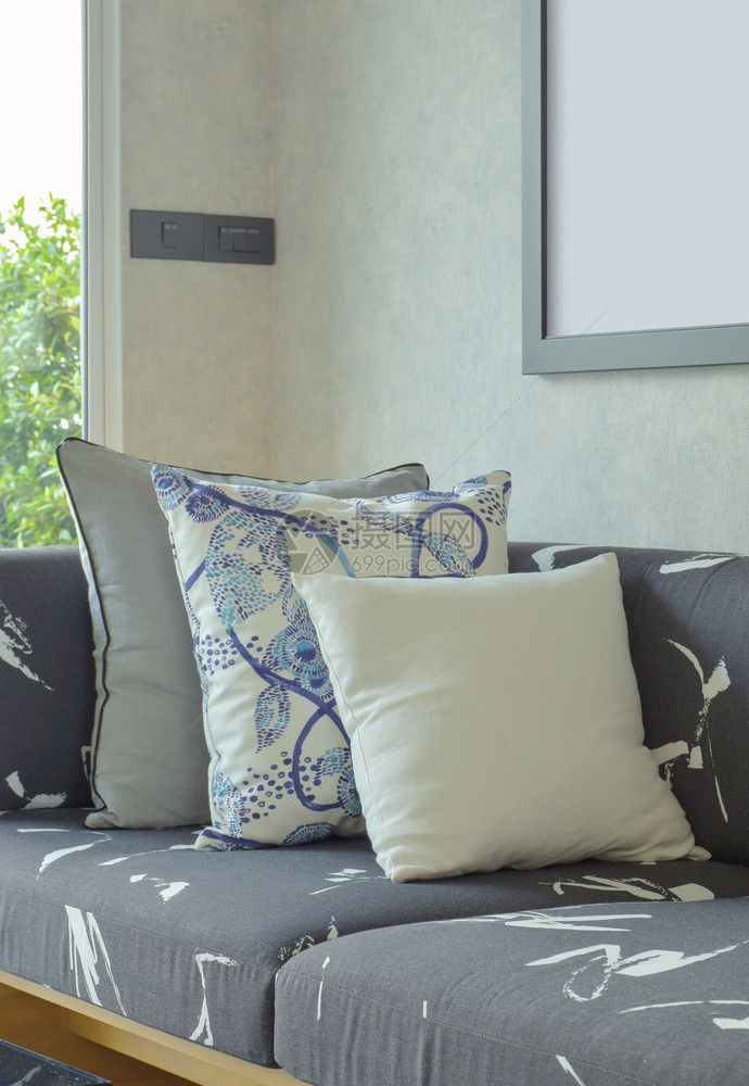 在灰色沙发上设置装饰枕头在起居室用木基图片