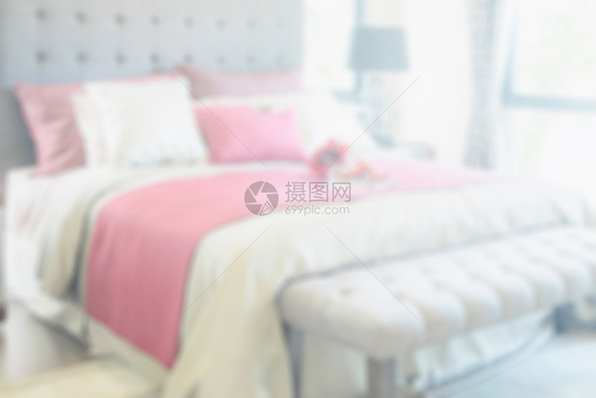 现代房子床铺的彩色枕头模糊用于背景图片