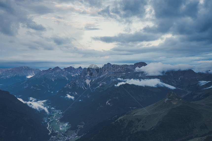 高阿尔卑山地貌图片