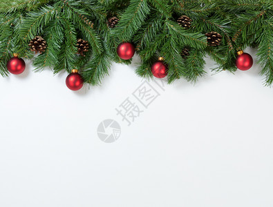 圣诞树枝和白色背景的装饰品有很多复制空间图片