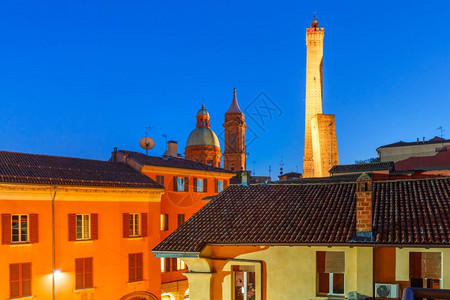圣埃米利永意大利博洛尼亚的著名两塔Asinelli和Garisenda两塔的空中景象两塔都是斜的象征着博洛尼亚和圣巴塞穆教堂和盖塔诺晚上蓝背景