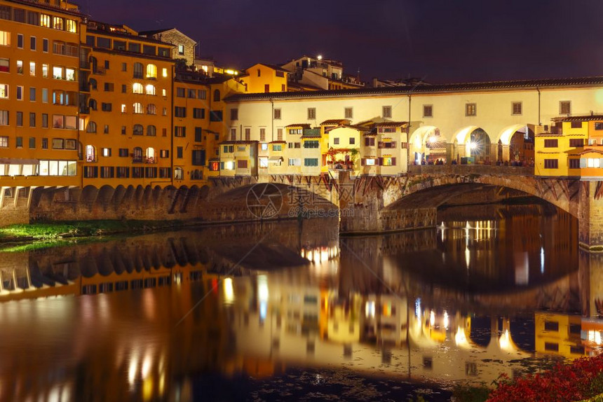 意大利佛罗伦萨的ArnoRiver和PonteVecchio晚上在意大利托斯卡纳佛罗伦萨的PonteVecchio桥和著名的Po图片