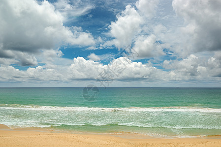 海洋中的幻影波黄色沙子和蓝天空图片