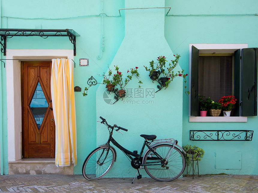 意大利威尼斯岛布拉诺绿石屋附近的自行车图片
