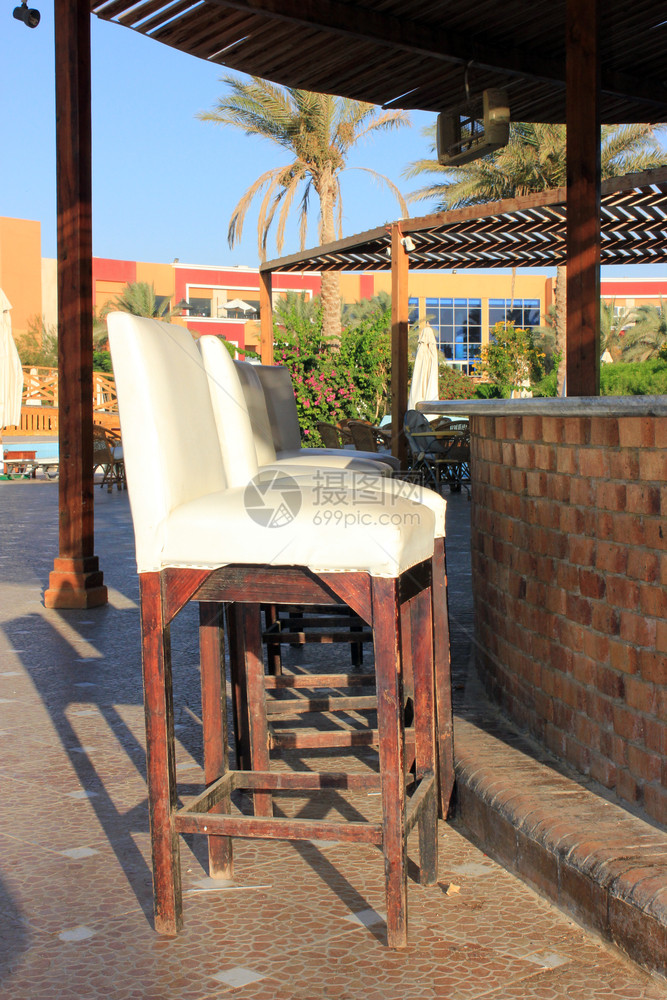 热带夏季沙滩咖啡厅木制白色椅子图片