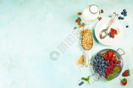 Granola与颗粒杏奶和浆果的早餐包健康饮食概念图片