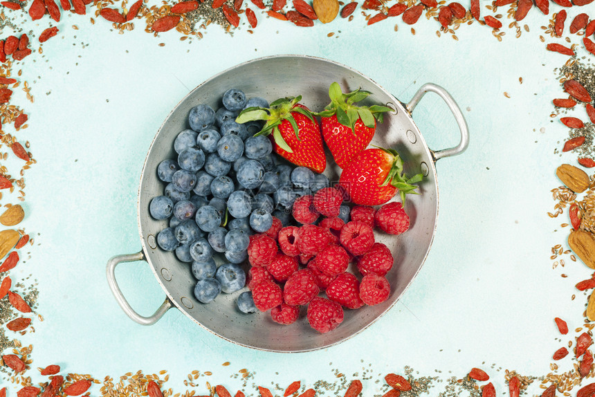 蓝背景的果浆和超级食品健康早餐健康食品饮脱毒清洁饮食或蔬菜概念图片