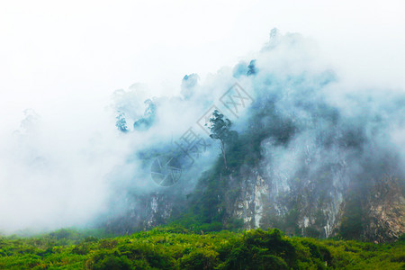 白云覆盖了越南河江的山丘岩全球地缘公园图片