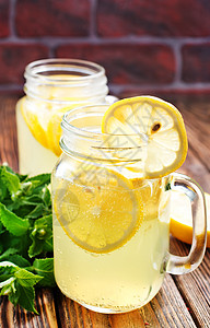 柠檬草药叶柠檬水玻璃库里有新鲜薄荷柠檬水背景