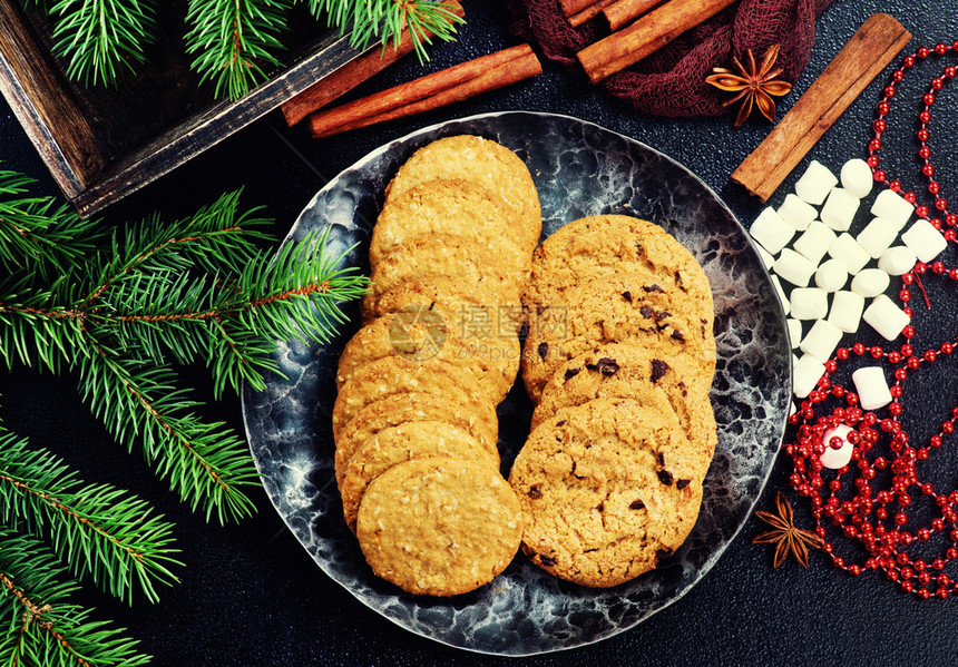 圣诞饼干在盘上和桌子图片