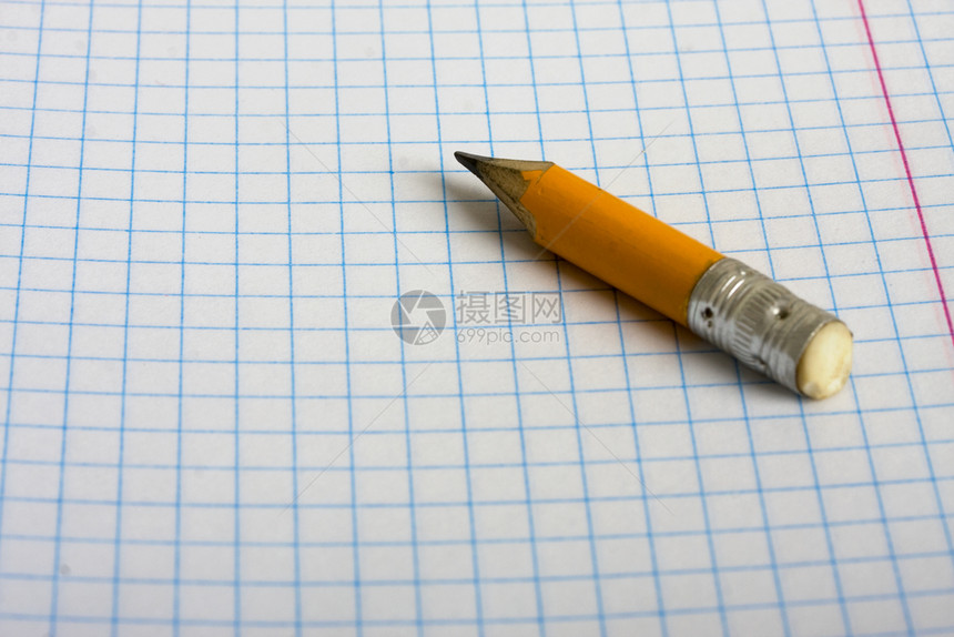 一小根铅笔的细落在一个细胞电池中的学校笔记本上图片