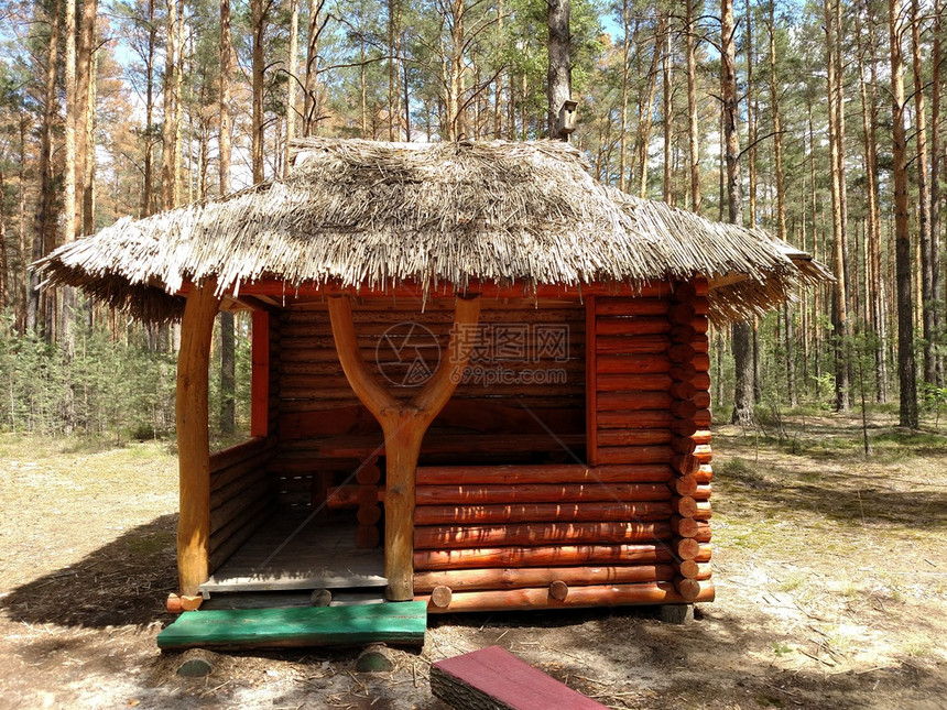 旧的废弃猎人和在乌克兰森林中的木屋旧废弃猎人和在乌克兰森林中的木屋图片