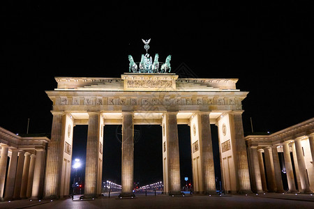 BrandenburgerTor勃兰登堡门全景德国柏林夜间著名地标图片