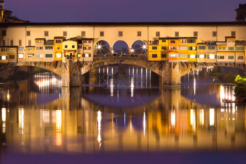 意大利佛罗伦萨的ArnoRiver和PonteVecchio晚上在意大利托斯卡纳佛罗伦萨的PonteVecchio桥和著名的Po图片