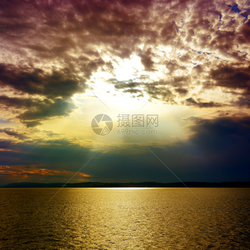 海景色黎明时分海面上有太阳的踪迹图片